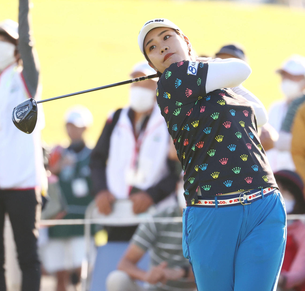 10番、ティーショットを放つ浜田（撮影・河田真司）