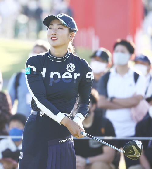 10番、ティーショットを放つ松田（撮影・河田真司）