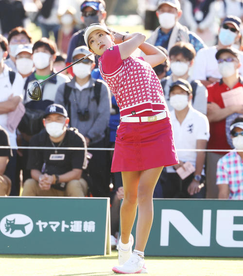 10番、ティーショットを放つ原（撮影・河田真司）
