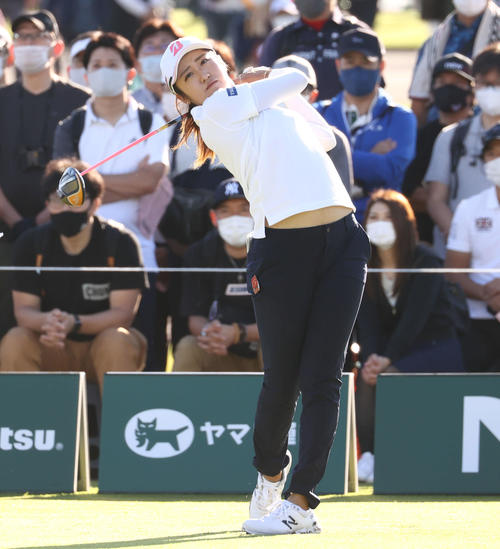10番、ティーショットを放つ稲見萌寧（撮影・河田真司）
