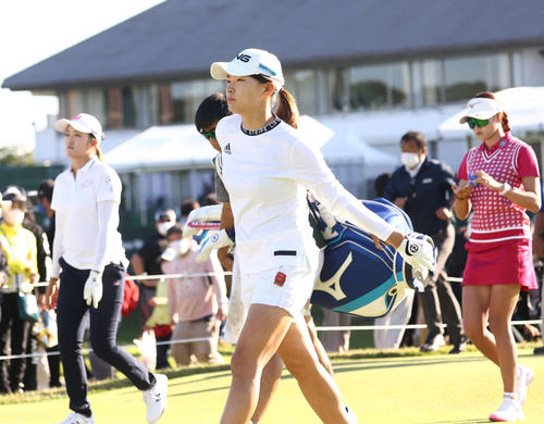 10番、ティーショットを終え移動する渋野。左は稲見、右は原（撮影・河田真司）