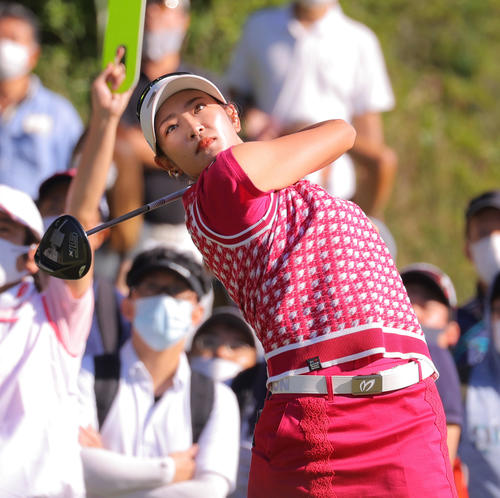 13番、ティーショットを放つ原（撮影・河田真司）