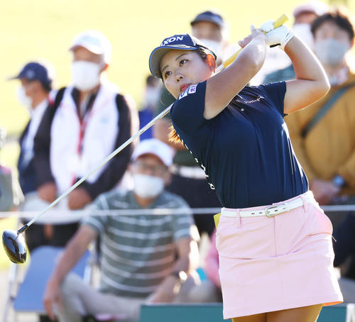 10番、ティーショットを放つ浅井（撮影・河田真司）
