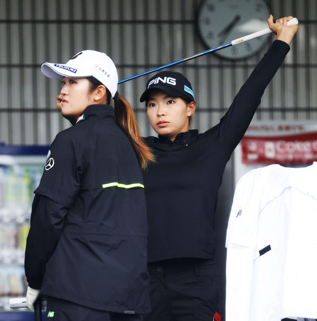 悪天候で待機する稲見（左）と渋野（撮影・河田真司）