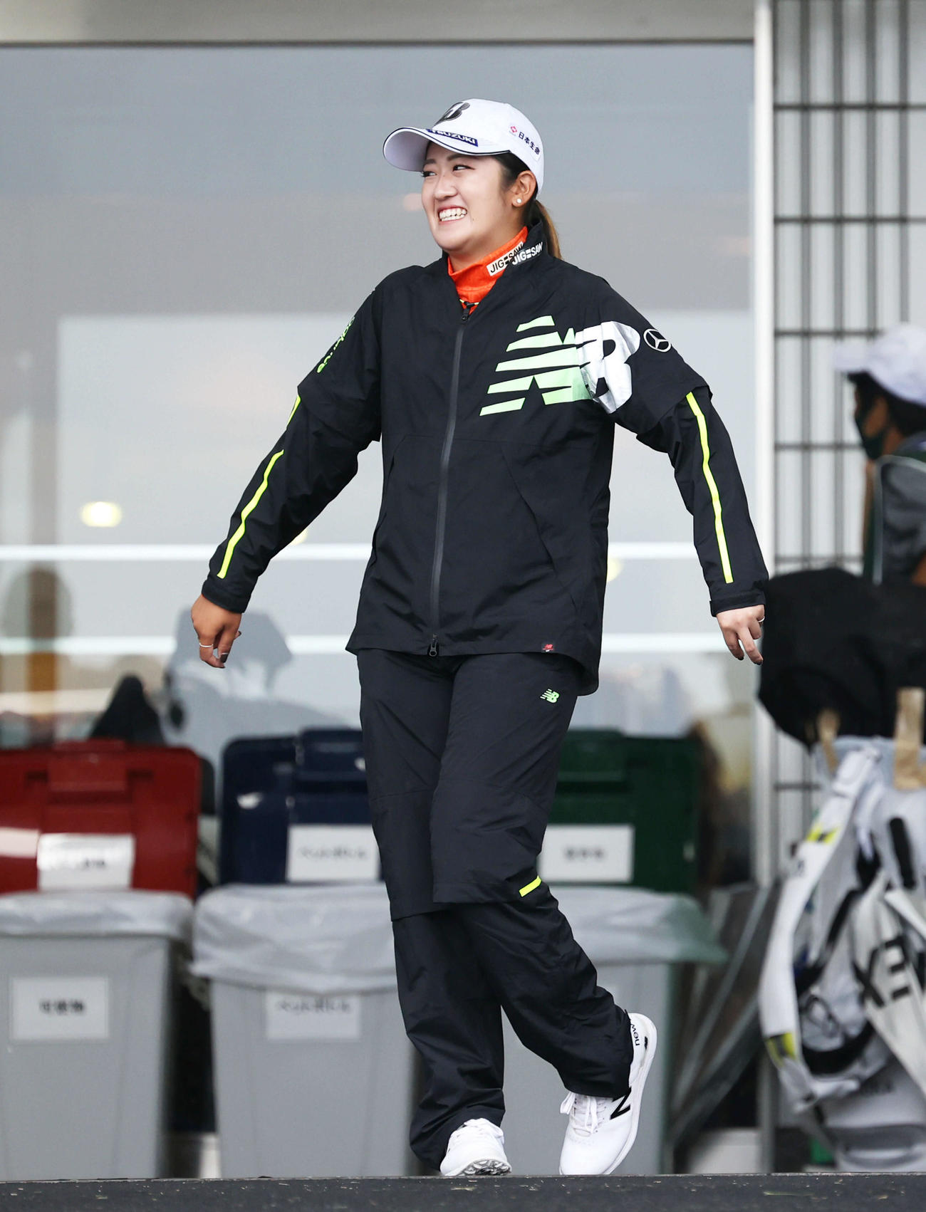 悪天候で待機する稲見（撮影・河田真司）