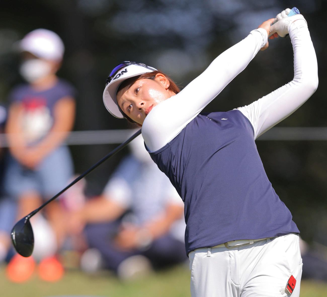 3番、ティーショットを放つ成沢（撮影・河田真司）