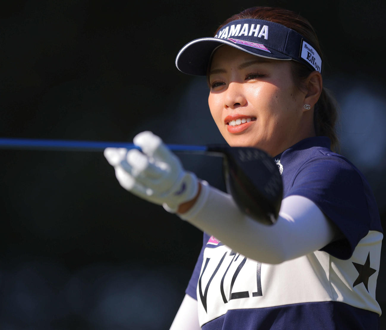 2番、ティーショットを放ち移動する篠原（撮影・河田真司）