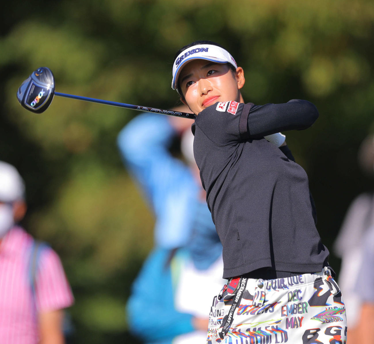 2番、ティーショットを放つ吉本（撮影・河田真司）