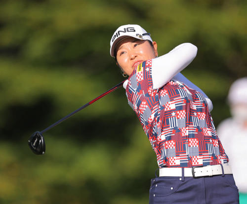 2番、ティーショットを放つ比嘉（撮影・河田真司）