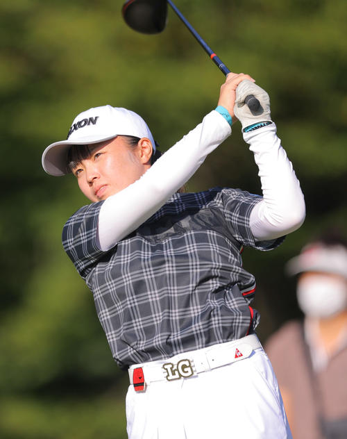 2番、ティーショットを放つ山本（撮影・河田真司）