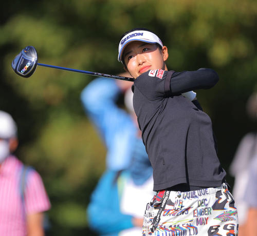 2番、ティーショットを放つ吉本（撮影・河田真司）