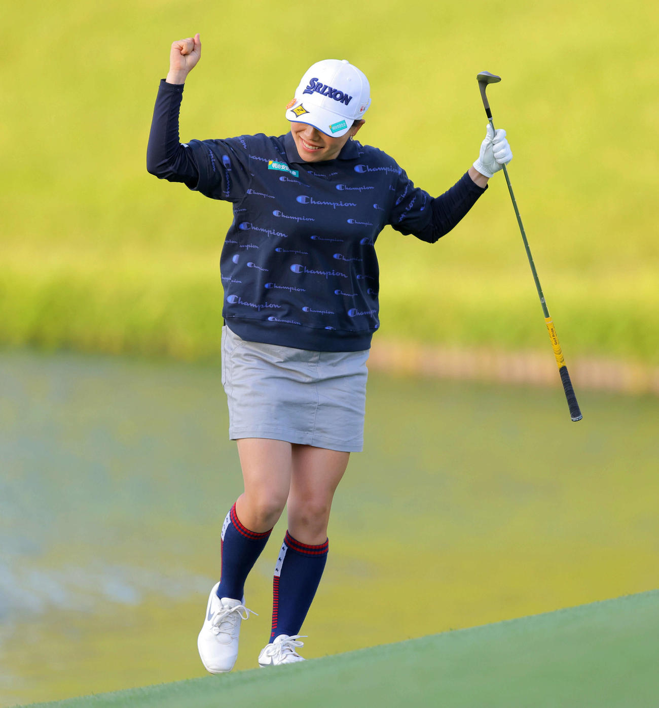 18番、フェアウェイからのアプローチでバーディーを決めガッツポーズする勝（撮影・河田真司）
