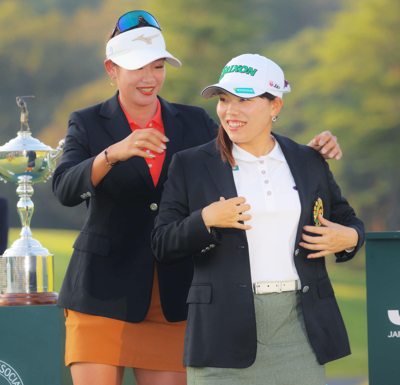 原（左）にチャンピオンブレザーを着せてもらう勝（撮影・河田真司）