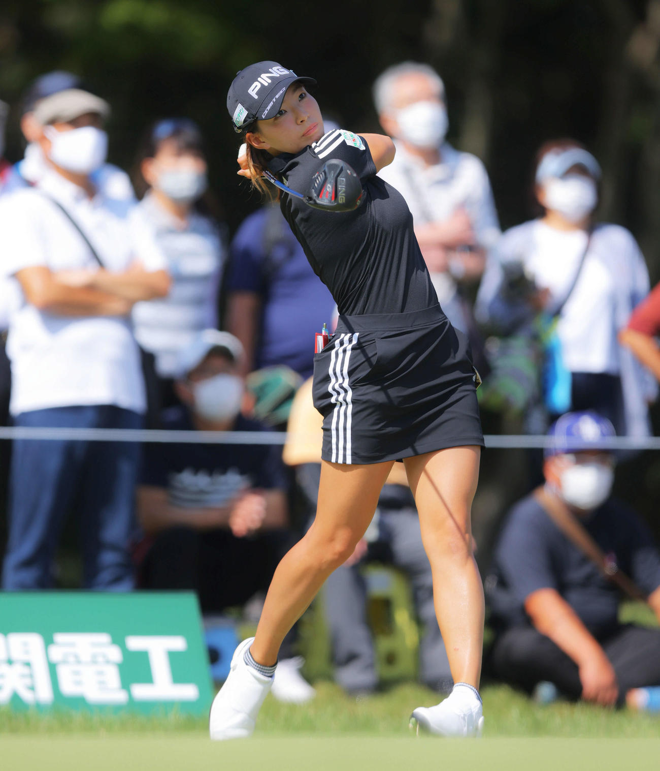 2番、ティーショットを放つ渋野（撮影・河田真司）
