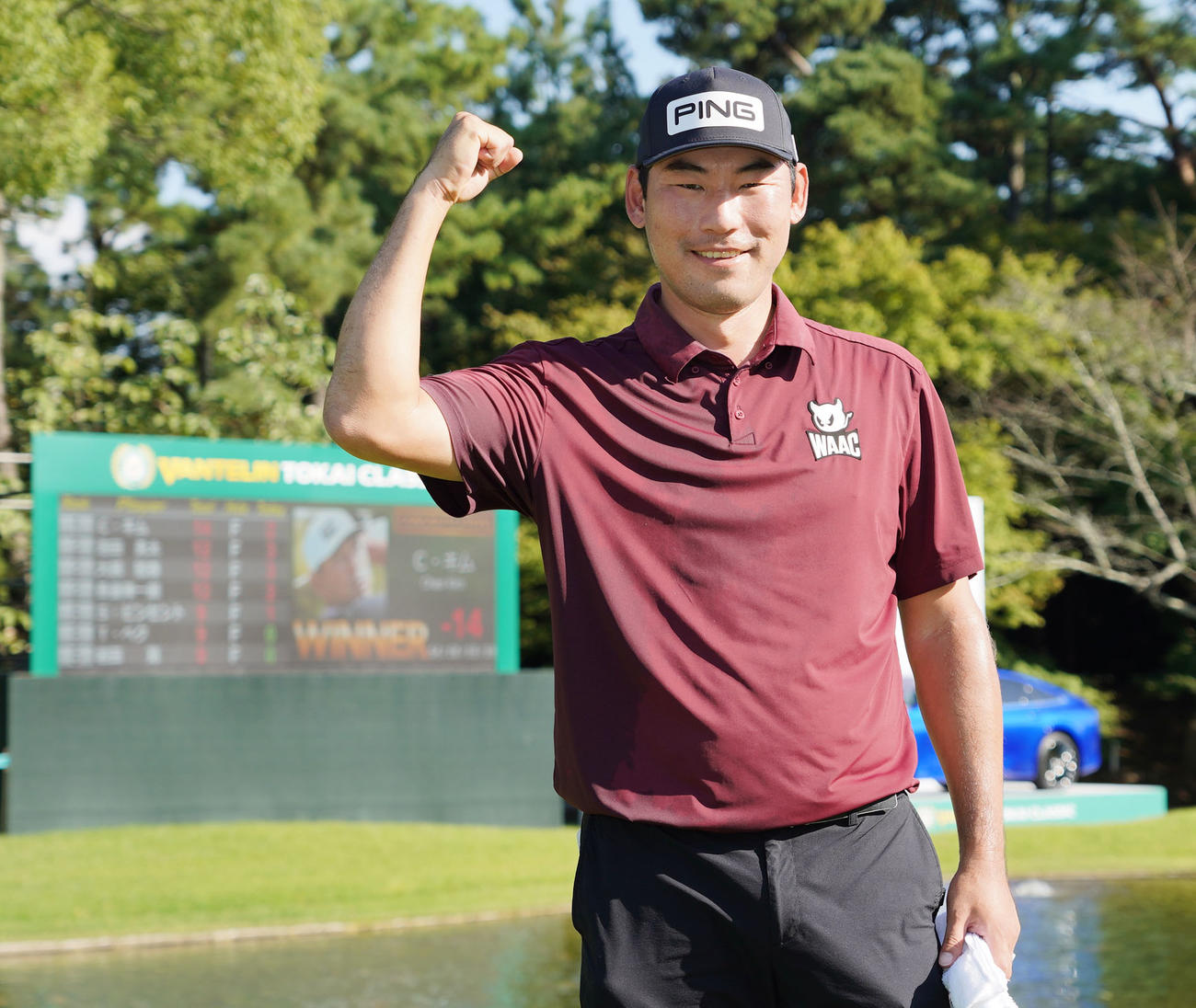 第51回バンテリン東海クラシック「最終日」　ガッツポーズをする通算14アンダーで優勝したC・キム（撮影・森本幸一）