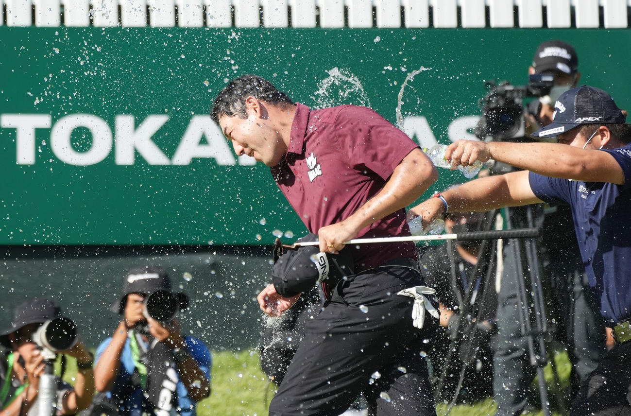 第51回バンテリン東海クラシック「最終日」　通算14アンダーで優勝し祝福されるC・キム（撮影・森本幸一）