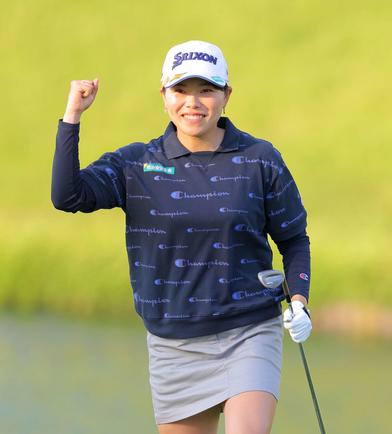 18番、チップインバーディーを決めガッツポーズする勝（撮影・河田真司）