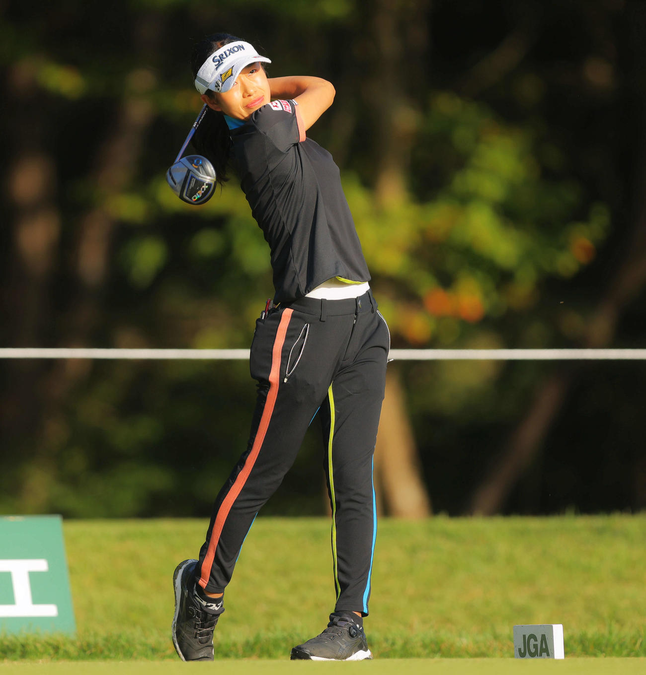2番、ティーショットを放つ吉本（撮影・河田真司）