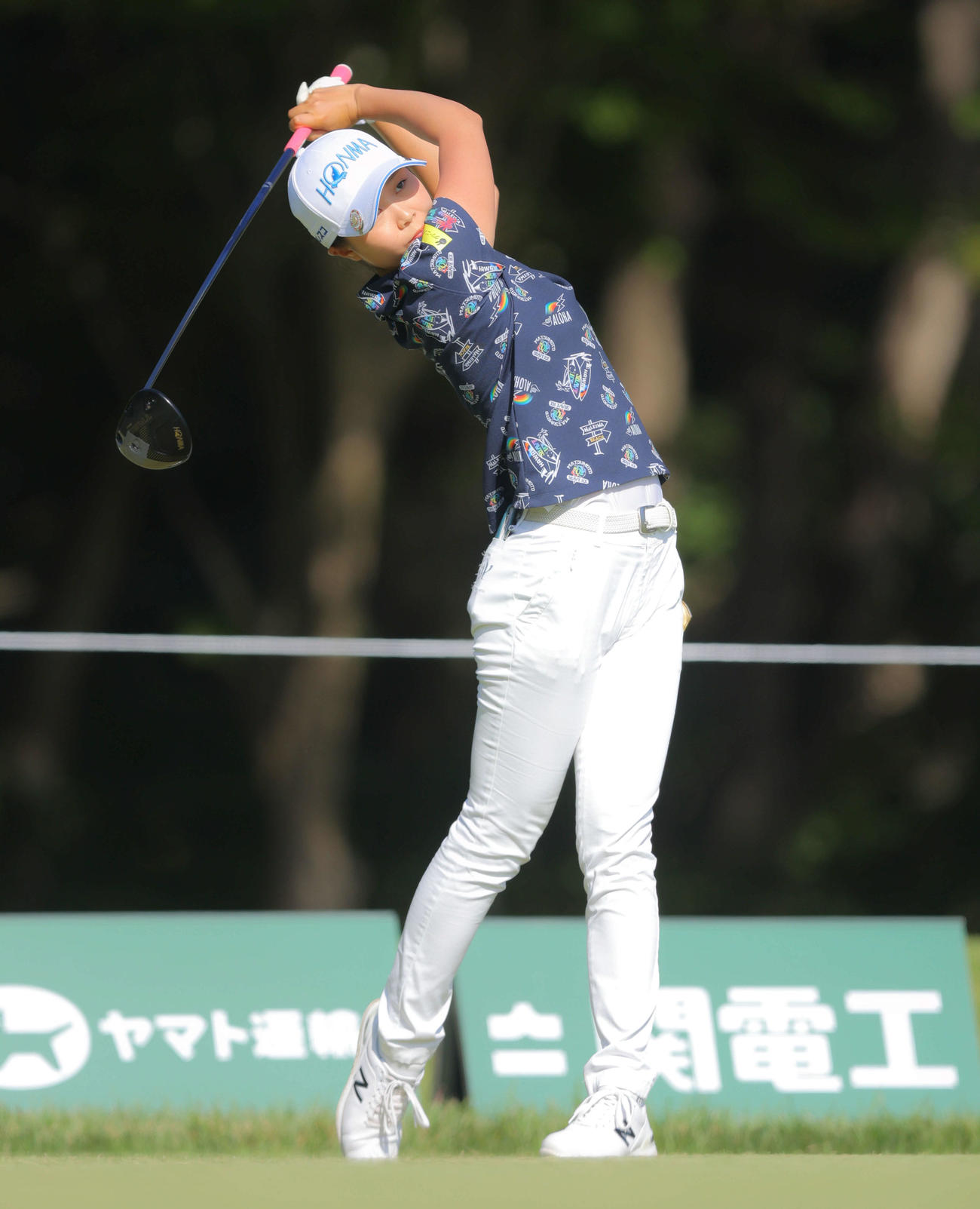 2番、ティーショットを放つ金沢（撮影・河田真司）