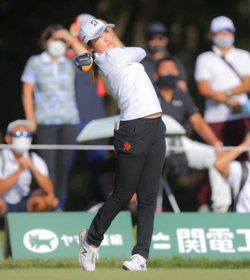 2番、ティーショットを放つ稲見（撮影・河田真司）