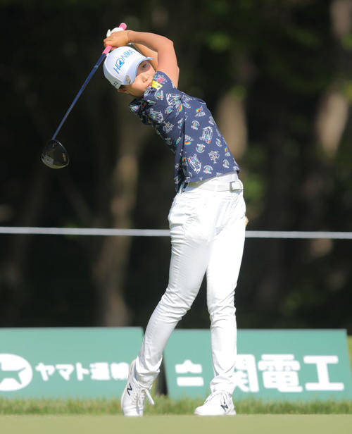 2番、ティーショットを放つ金沢（撮影・河田真司）