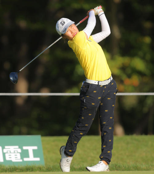 2番、ティーショットを放つ岡田（撮影・河田真司）