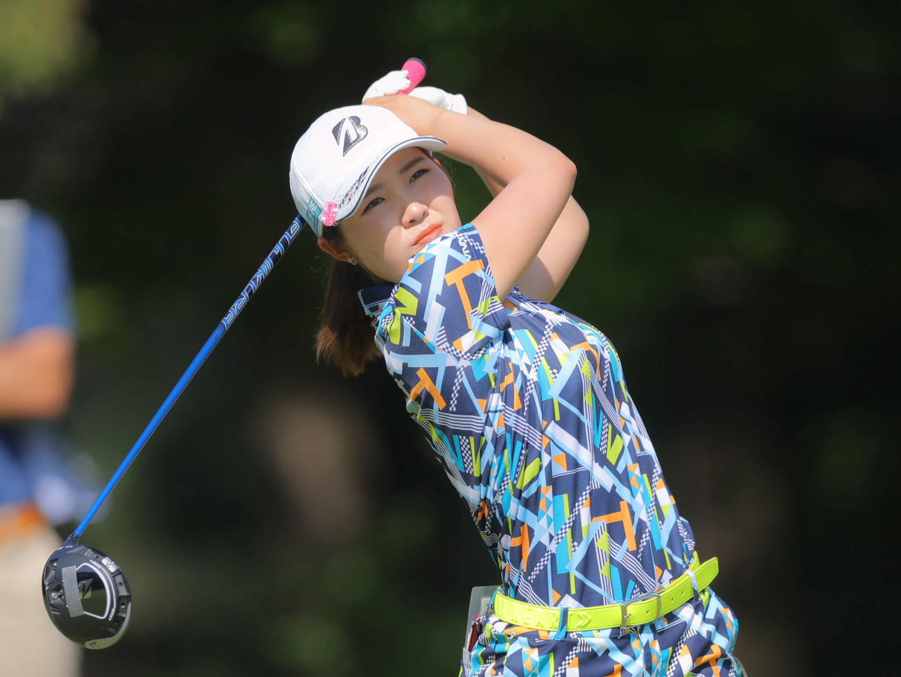 2番、ティーショットを放つ古江（撮影・河田真司）