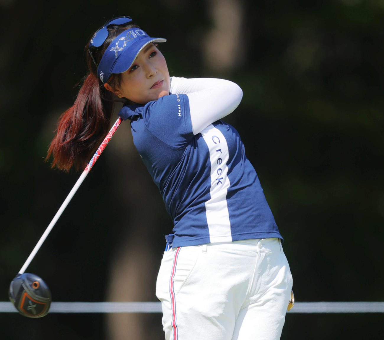 2番、ティーショットを放つ青木（撮影・河田真司）