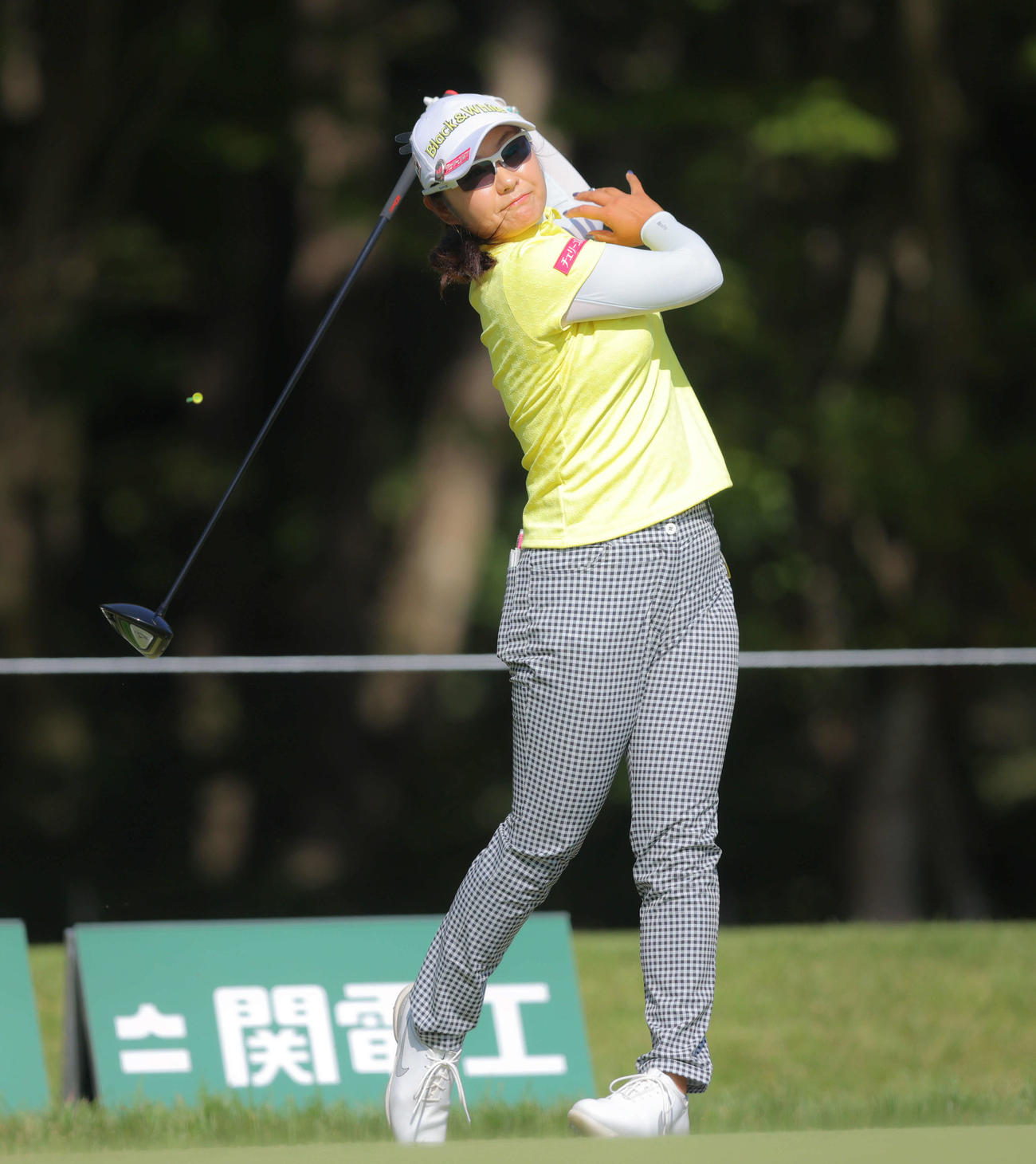 2番、ティーショットを放つ藤田（撮影・河田真司）