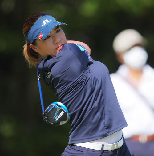 2番、ティーショットを放つ岡山（撮影・河田真司）