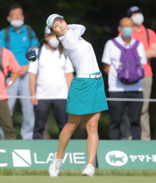 2番、ティーショットを放つ山路（撮影・河田真司）