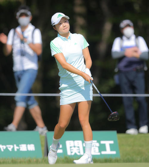 2番、ティーショットを放ち、打球の行方を見つめる森田（撮影・河田真司）