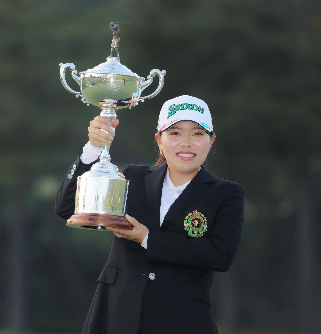 国内メジャー初優勝を飾り、JGA杯を手に笑顔を見せる勝（撮影・河田真司）