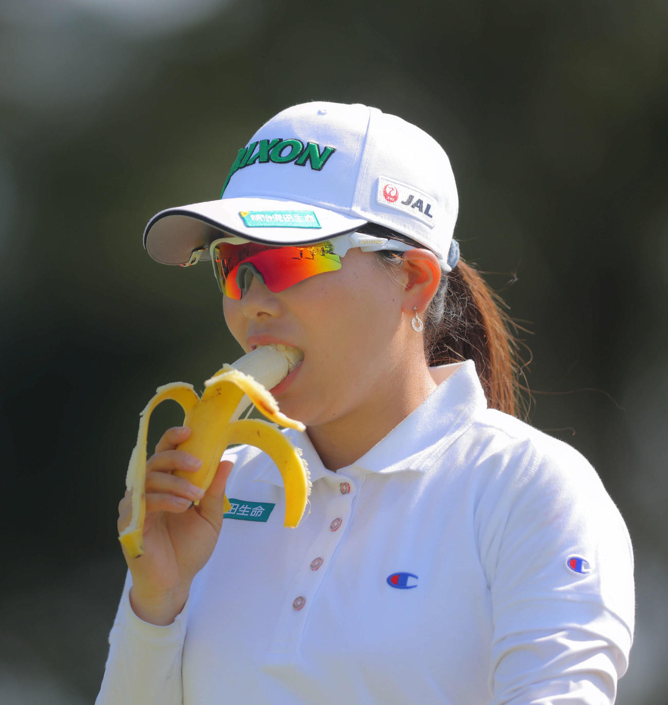 6番、バナナを食べる勝（撮影・河田真司）