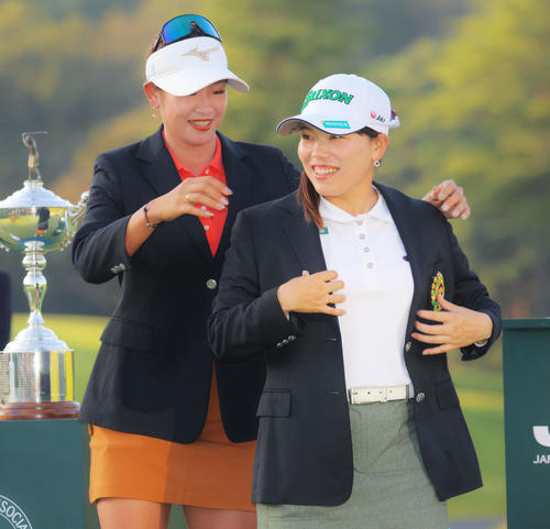 原（左）にチャンピオンブレザーを着せてもらう勝（撮影・河田真司）