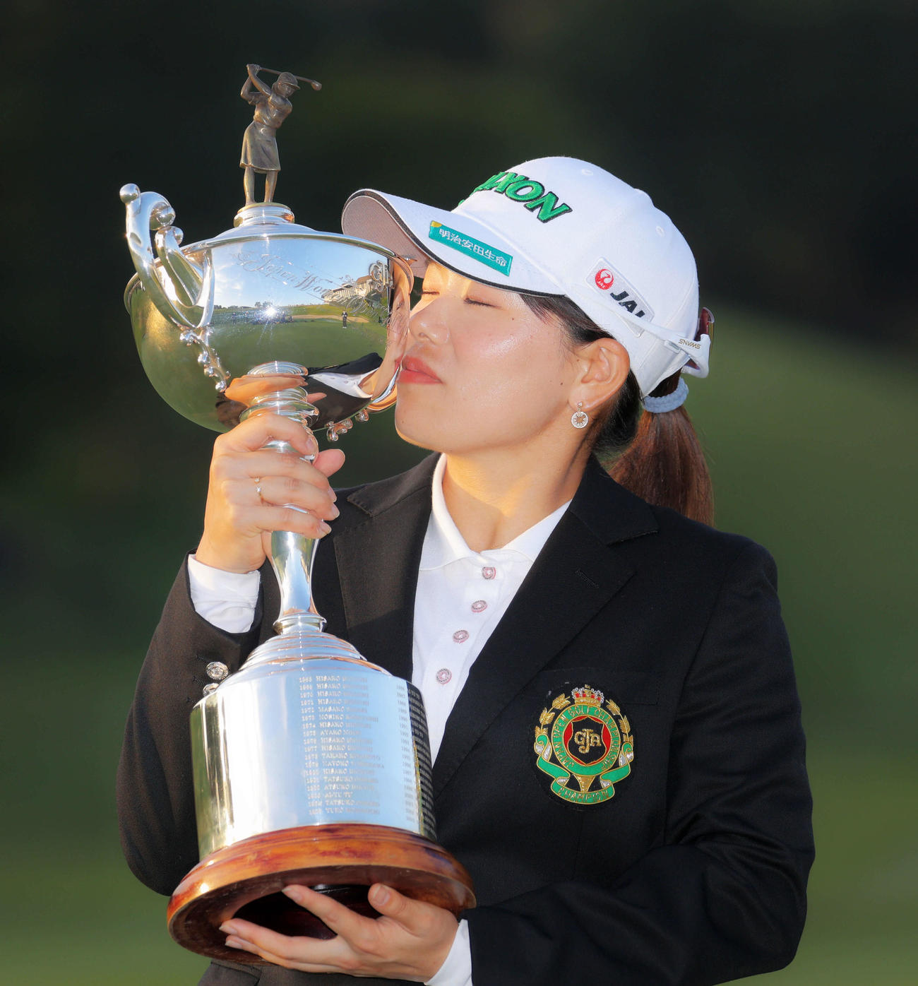 国内メジャー初優勝を飾り、JGA杯にキスのポーズをする勝（撮影・河田真司）