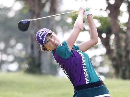 2番、ティーショットを放つ木戸（撮影・鈴木正人）