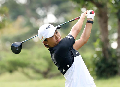 2番、ティーショットを放つ野沢（撮影・鈴木正人）