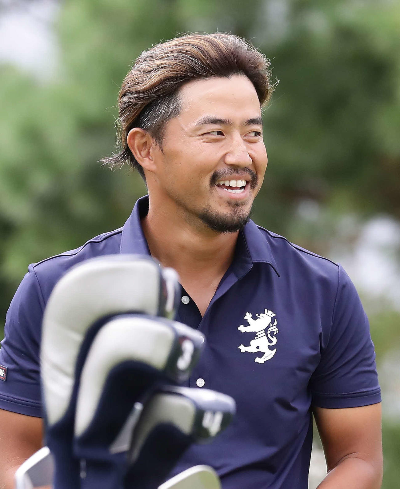 9番、バーディーフィニッシュして笑顔をみせる小平智（撮影・丹羽敏通）