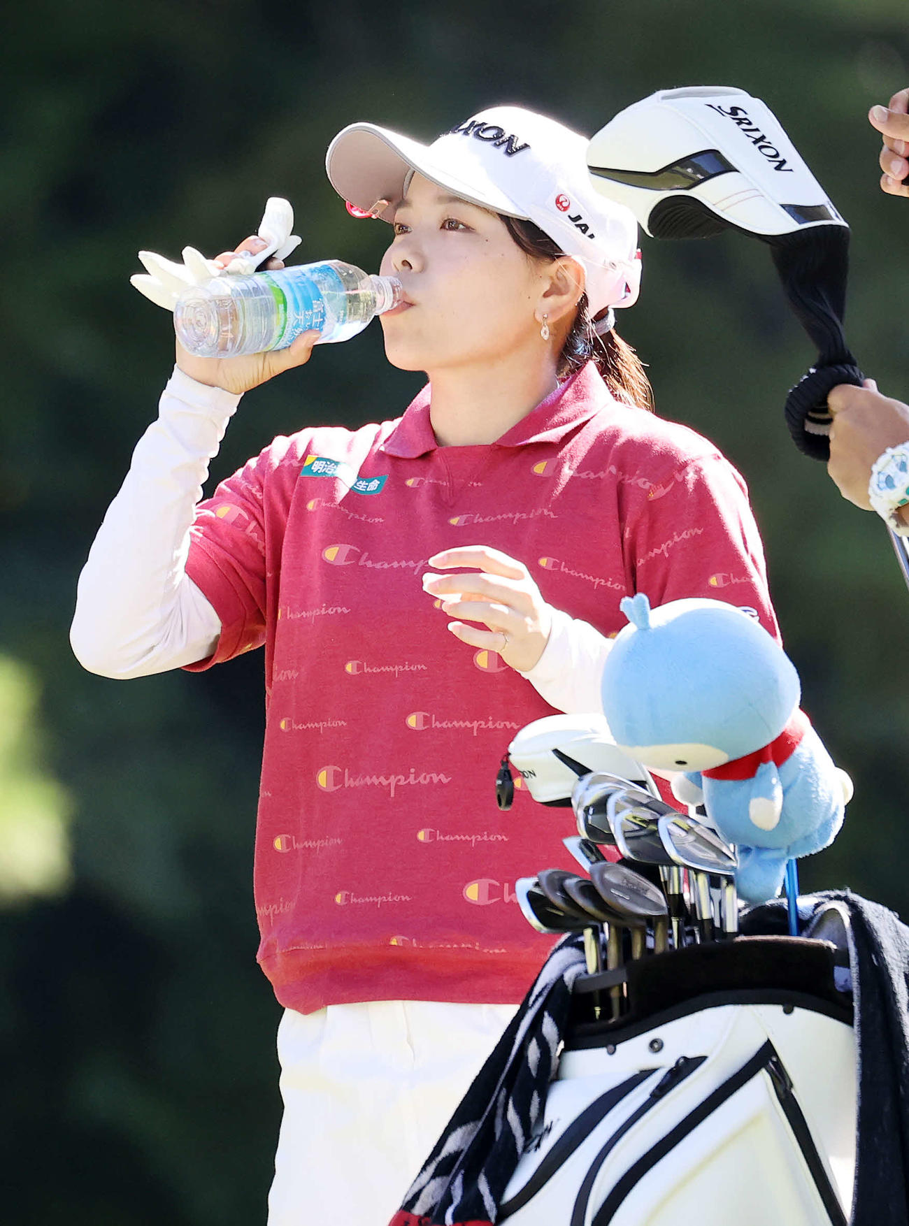 3番、ティーショット前、水分補給する勝（撮影・鈴木正人）