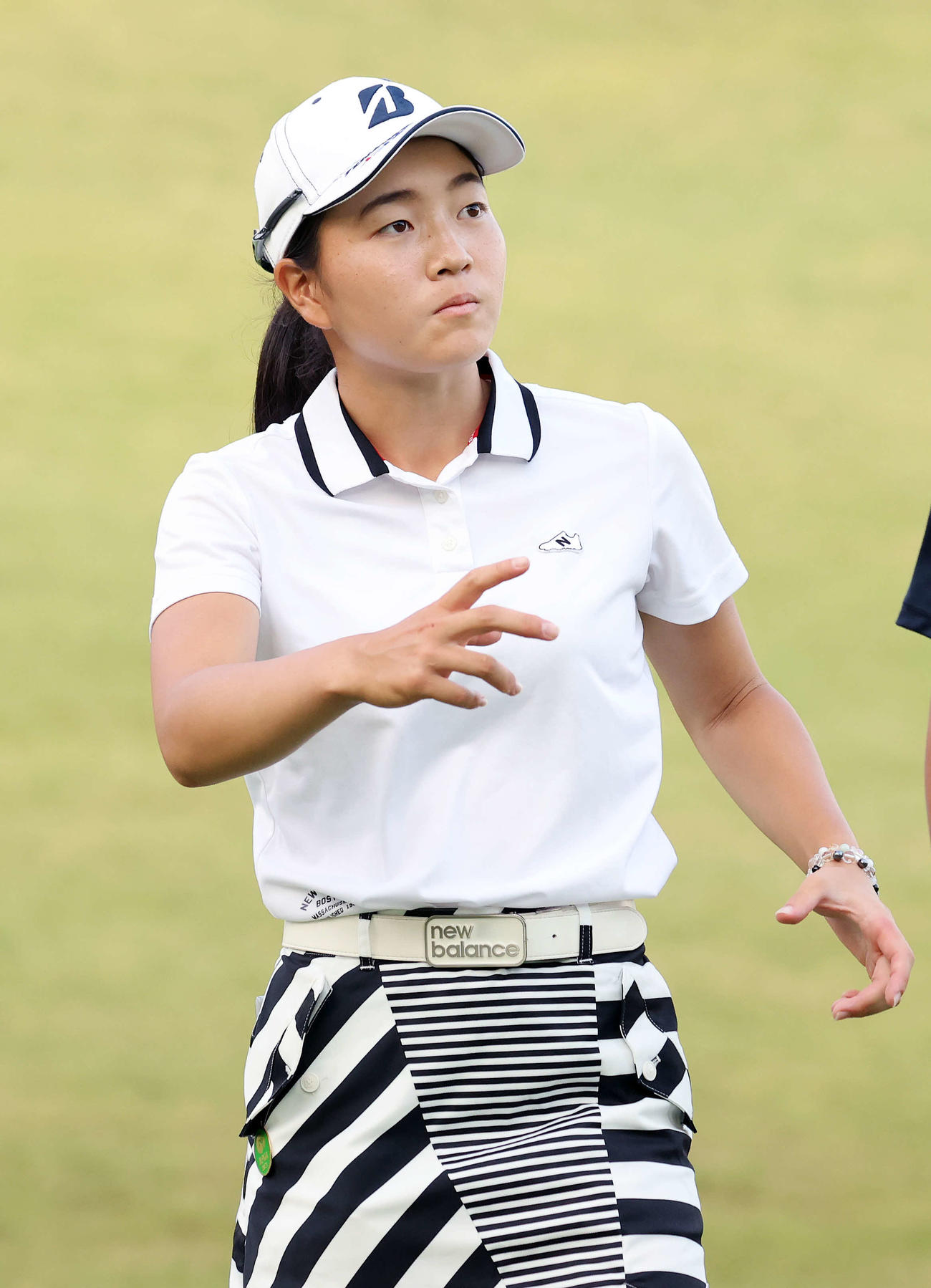 ホールアウトし引き揚げる佐藤（撮影・鈴木正人）