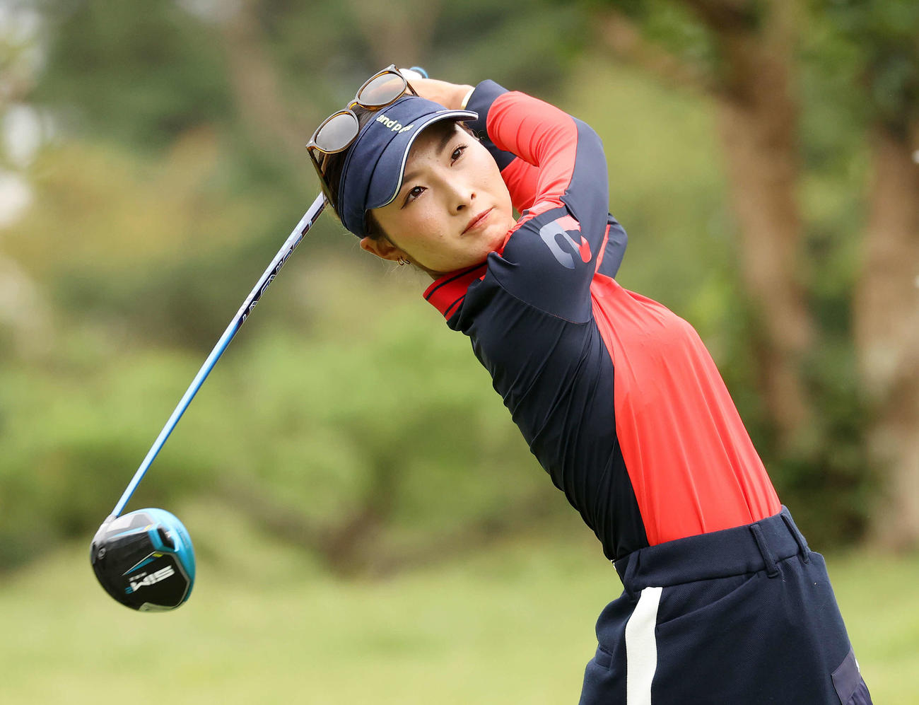 2番、ティーショットを放つ鶴岡（撮影・鈴木正人）
