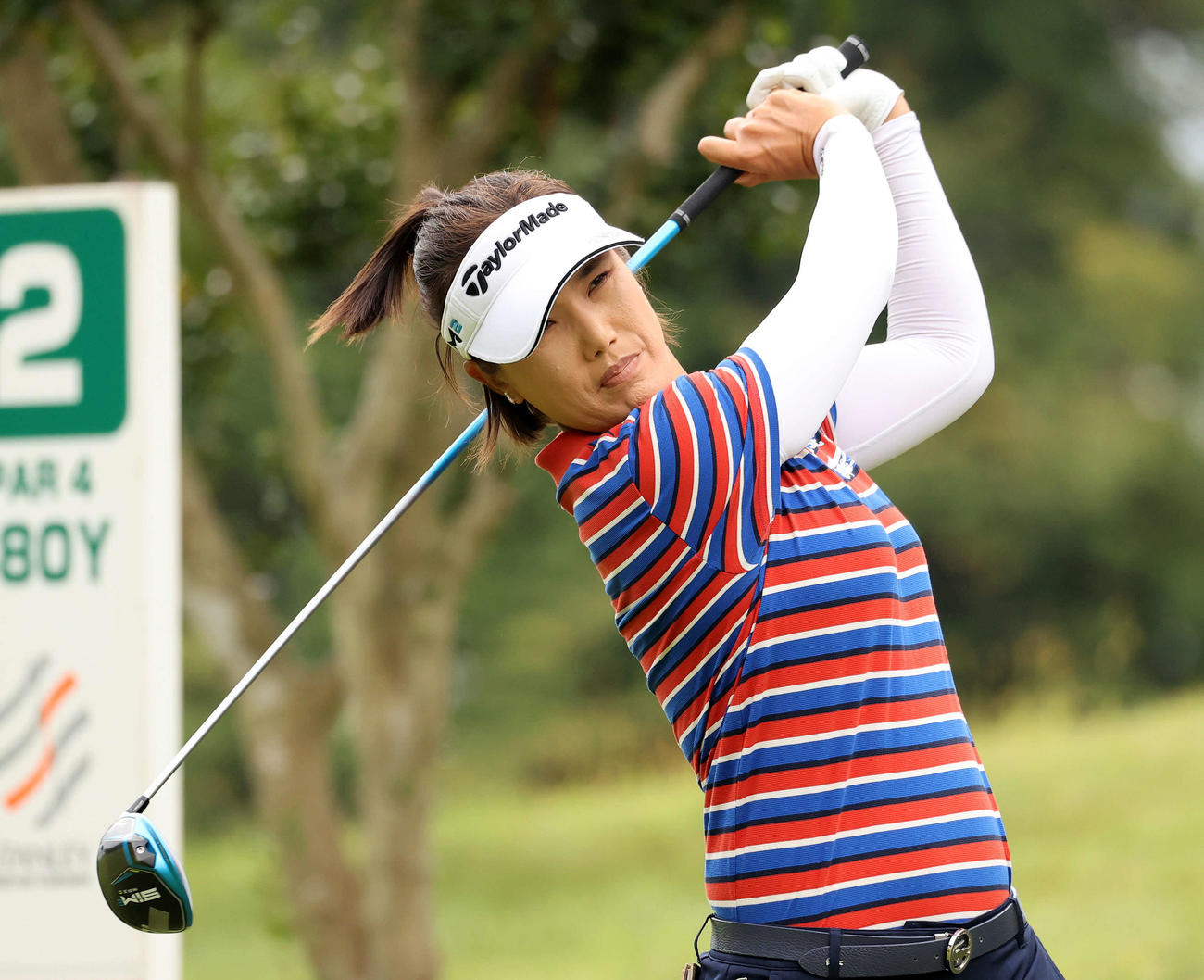 2番、ティーショットを放つ全美貞（撮影・鈴木正人）