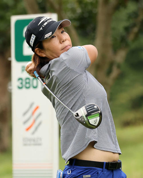2番、ティーショットを放つ穴井（撮影・鈴木正人）
