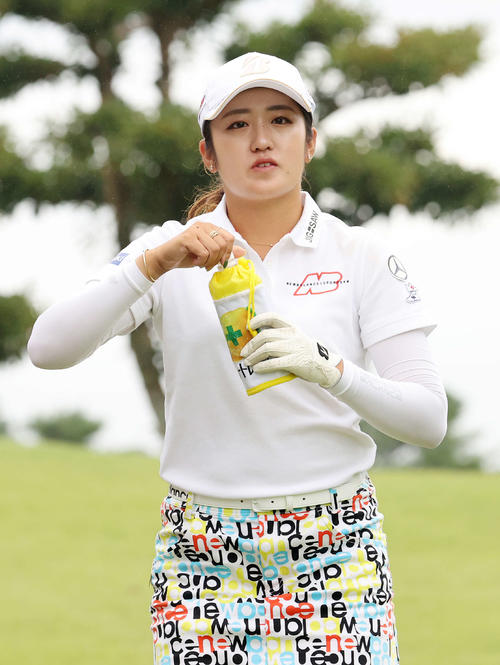 2番、ティーショット後、歩き出す稲見（撮影・鈴木正人）