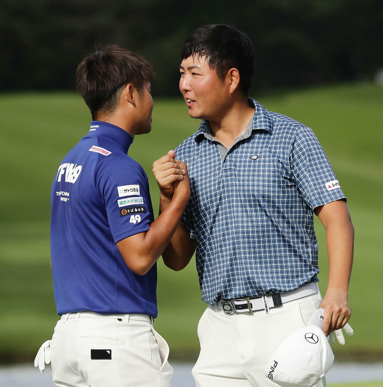 18番、最終組で優勝を争った片岡尚之（左）と握手する杉山知靖（撮影・丹羽敏通）