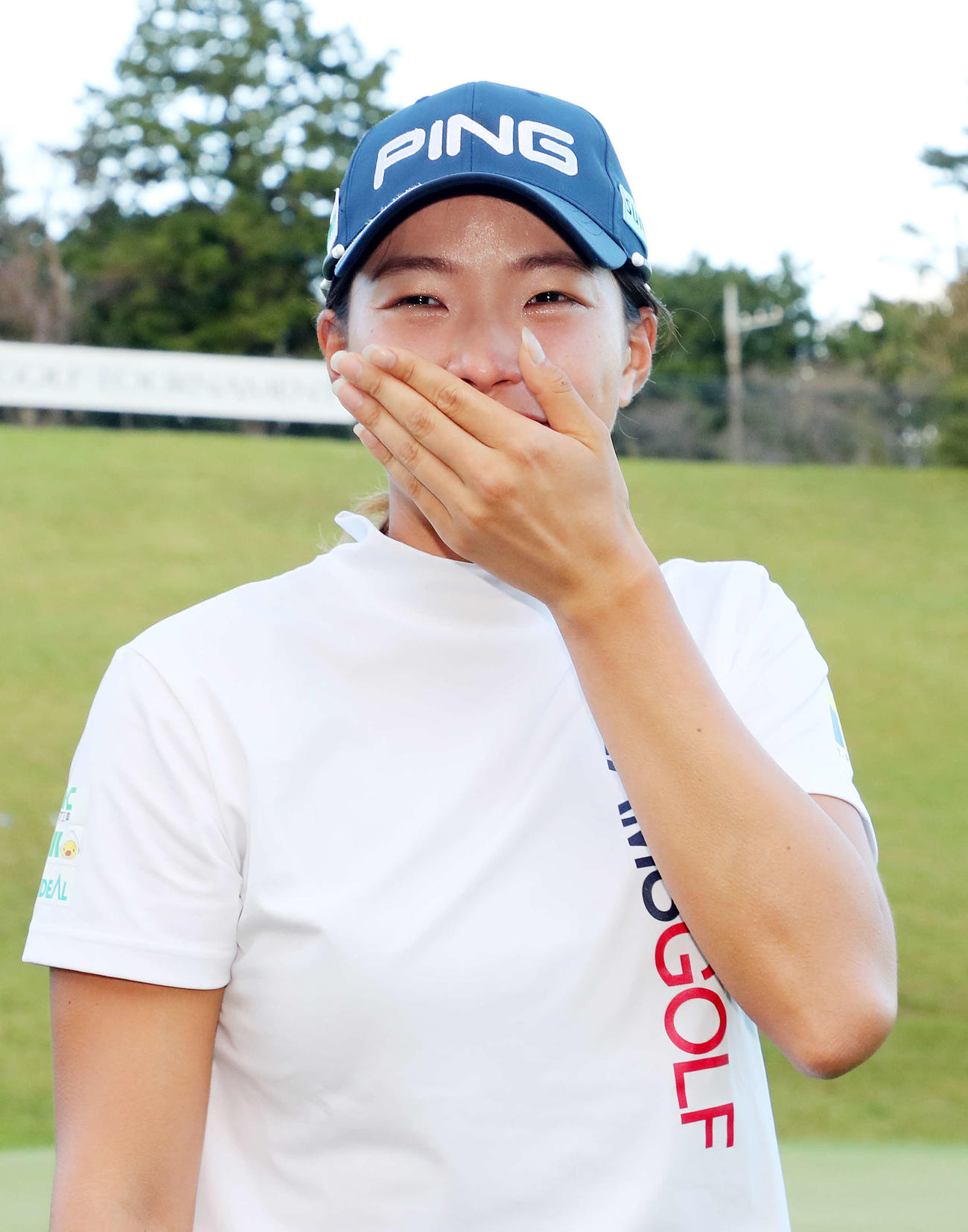 プレーオフを制し、涙ぐむ渋野（撮影・鈴木正人）