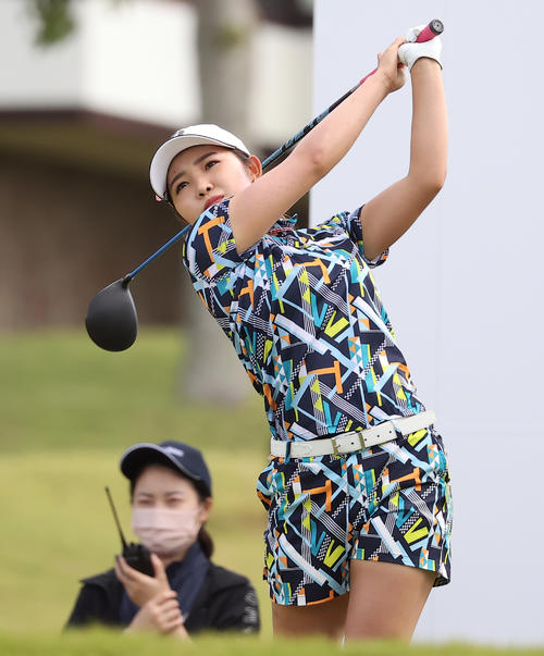 1番、ティーショットを放つ古江（撮影・浅見桂子）