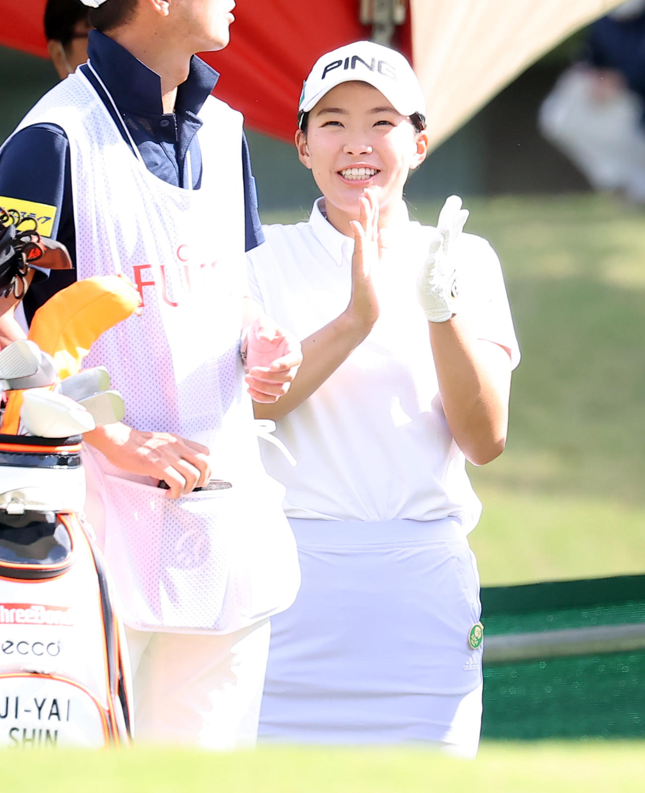 1番、ティーで笑顔で拍手する渋野（撮影・浅見桂子）