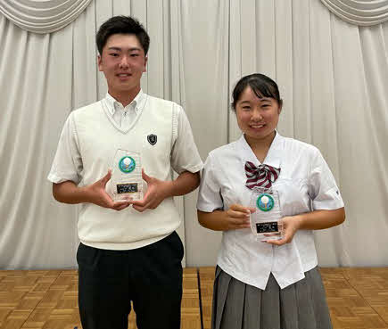 九州新人戦個人の部優勝の、男子の林田直也（左）と女子の荒木優奈